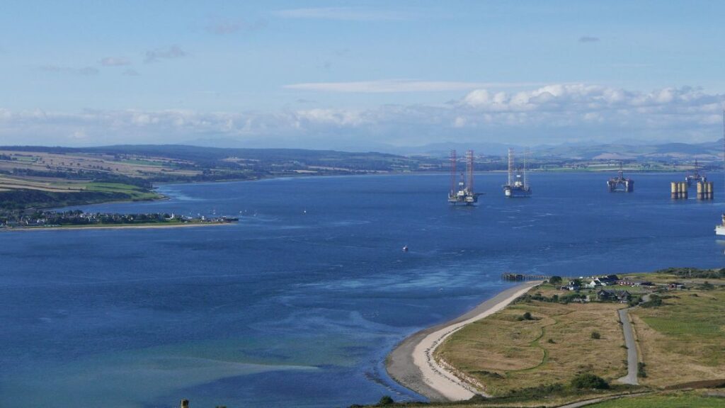 Cromarty in the setting of the Cromarty Firth by Julian Paren, CC BY-SA 2.0 <https://creativecommons.org/licenses/by-sa/2.0>, via Wikimedia Commons